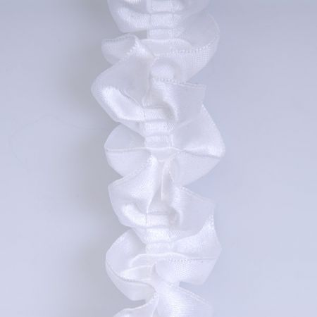 Dekorační prýmek s volánky bílý