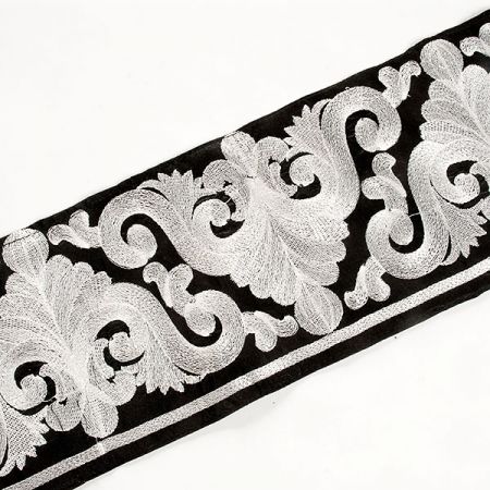 Vyšívaná stuha květinový ornament černobílá