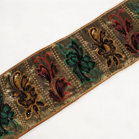 Vyšívaná stuha s květinovým vzorem doplněna rokajlem