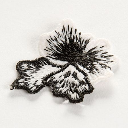 Krajkový květ černobílý