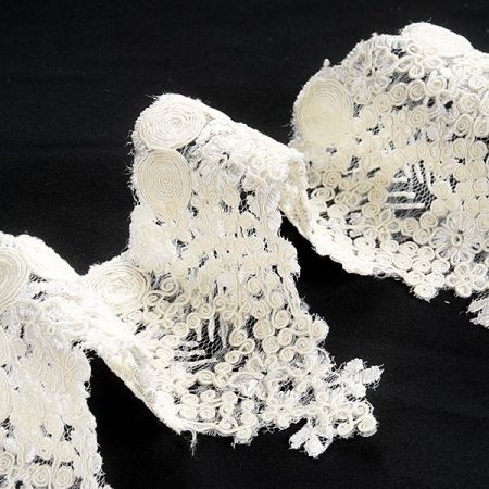 Krajka lem drobný romantický květinový vzor slonová kost