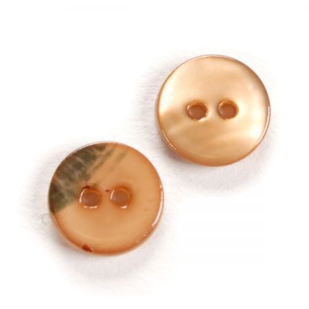 Knoflík perleťový dvoudírkový medově hnědý