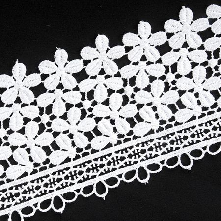 Krajka bílé romantické květy