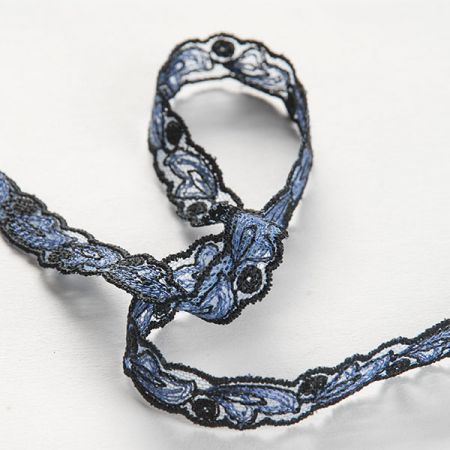 Krajková vsadka vyšívaná na tylu lístek modrý