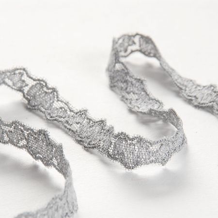 Krajková vsadka vyšívaná na tylu ornament šedá