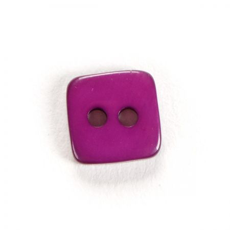 Knoflík perleťový dvoudírkový tvar čtverce lila