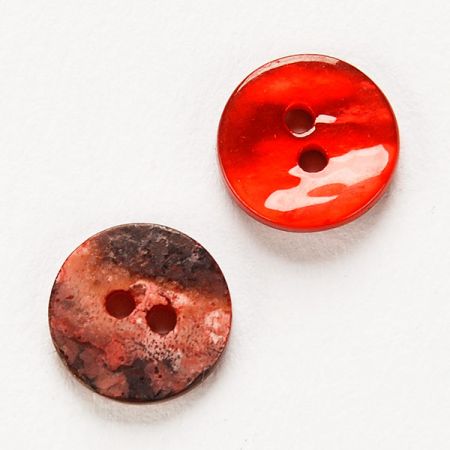 Knoflík perleťový dvoudírkový červený