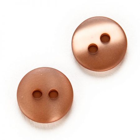 Knoflík perleťový dvoudírkový světle hnědý