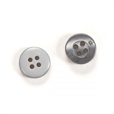 Knoflík plastový kulatý čtyřdírkový 18" antracit lesklý ck