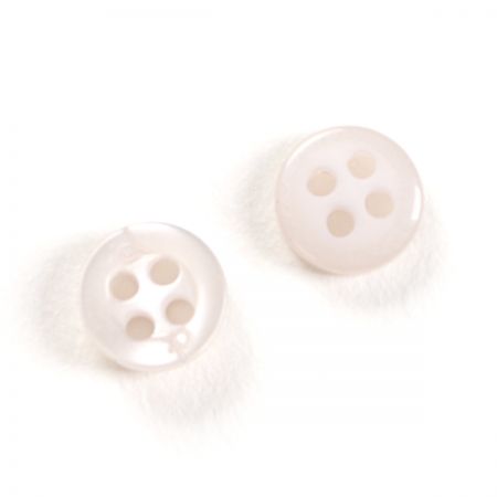 Knoflík plastový kulatý čtyřdírkový 12" sv.šedý lesklý ck