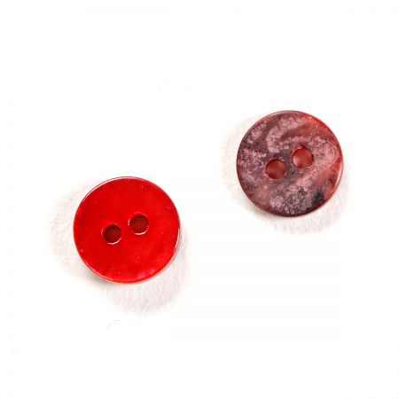 Knoflík perleťový dvoudírkový vínový malý