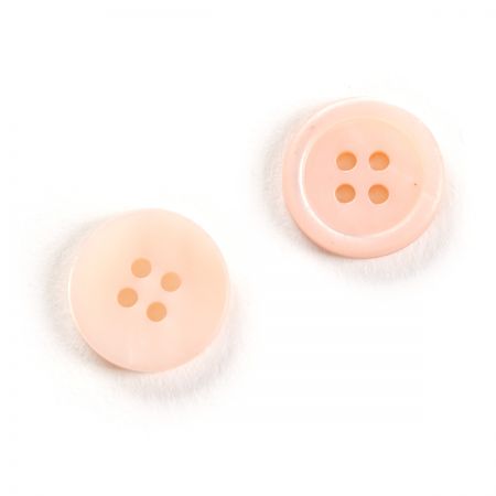 Knoflík perleťový čtyřdírkový pastel růžový
