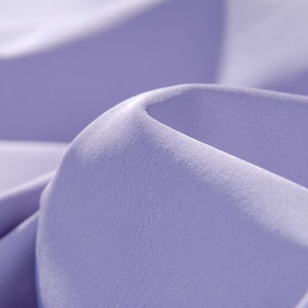 Pružná kostýmová látka levandulové barvy