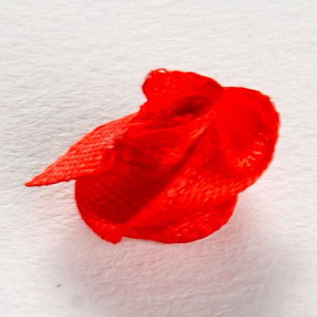 Látkový květ růže malá červená