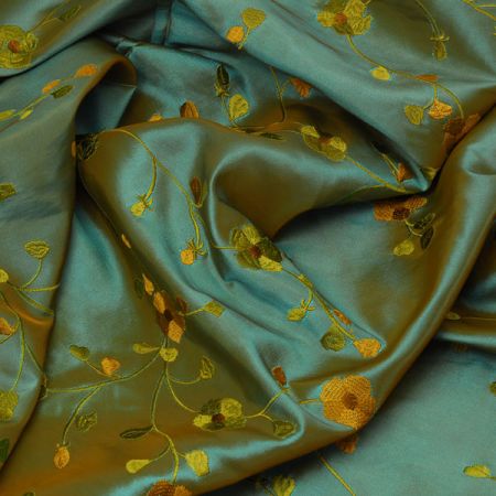 Vyšívaný taft - drobné pnoucí se květy 