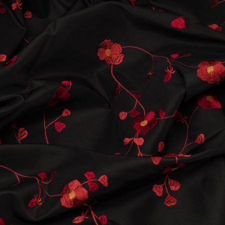 Vyšívaný taft drobné pnoucí se květy černý