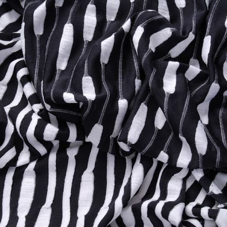 Efektní úplet plastický vzor černobílý