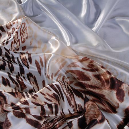 Satén digitální tisk zvířecí motiv hnědobílá