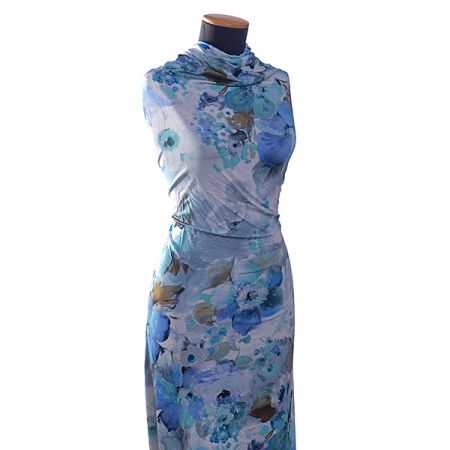 Jemný viskozový úplet květinový motiv modrá