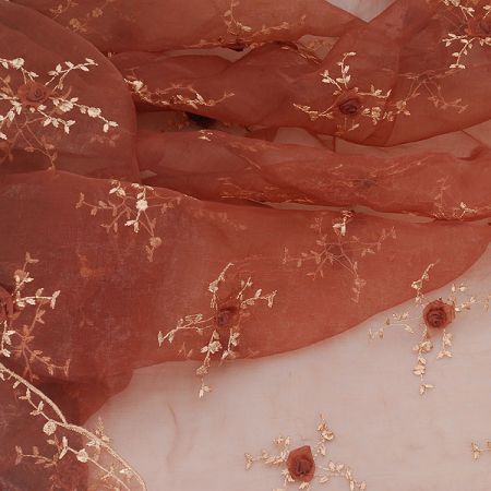 Vyšívaná organza se stužkovými květy hnědá