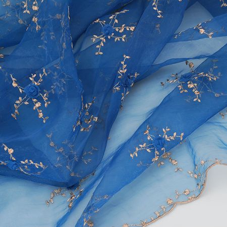 Vyšívaná organza se stužkovými květy modrá