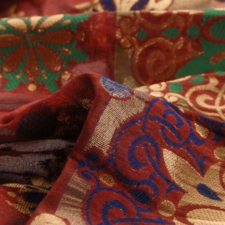 Brokát vzor ornamentu s bordurou zlatá/hnědá