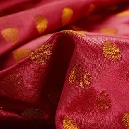 Brokát se vzorem drobného ornamentu starozlatá/vínová