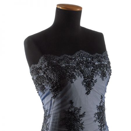 Krajka výšivka na tylu s korálky rokajlem tm. modrá