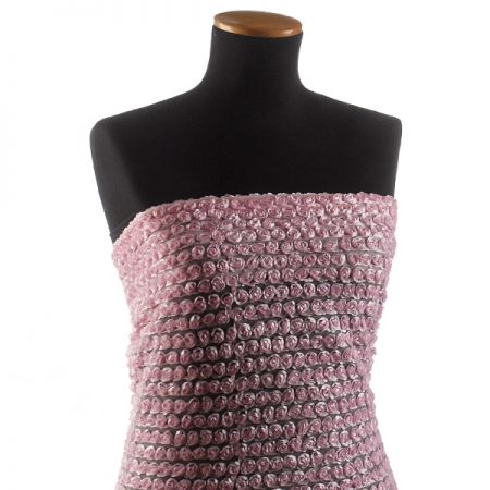 Efektní tyl se stužkovou aplikací růžiček růžových