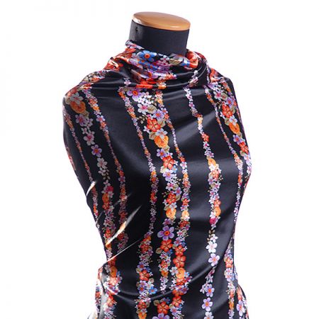 Atlas variace kimono květy bordura černá