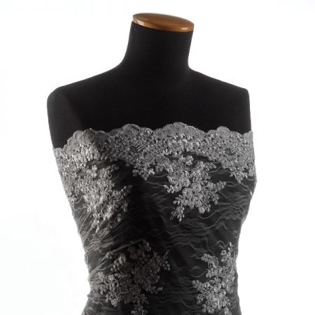 Krajka na vzorovém tylu květy světle šedá