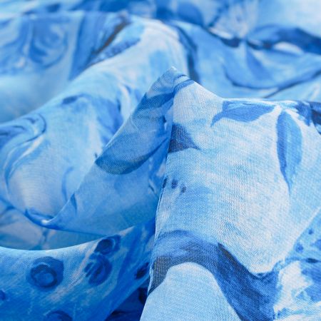 Šifon jemný se vzorem pávů a květin v modrém