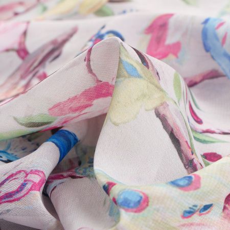 Šifon jemný se vzorem pávů a květin v béžovém