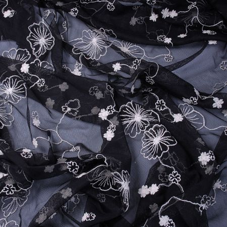 Vyšívaný tyl květy smetanová/černá