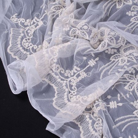 Vyšívaný tyl květinový motiv smetanová/bílá