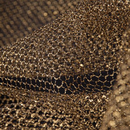 Zlatočerný tyl velká oka