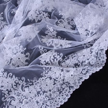 Efektní krajka vyšívaná na tylu bílá 