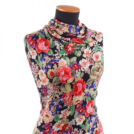 Viskozový úplet květinový motiv černý podklad