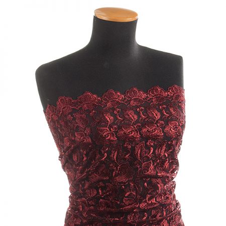 Krajka výšivka na tylu růže vínová