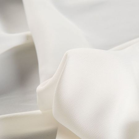 Hedvábný krepdešín máslové barvy