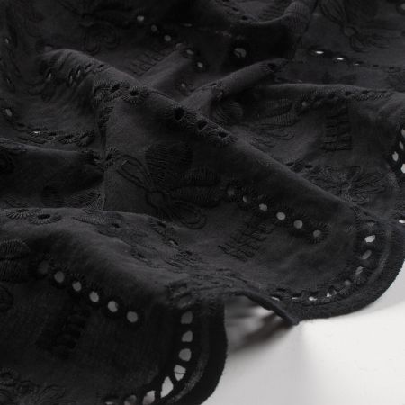 Krajka madeira celoplošná výšivka květ/puntík černá