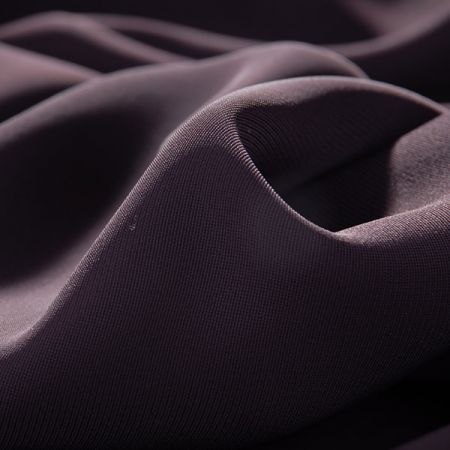 Pružná látka viskoza směs hladká tm. hnědá