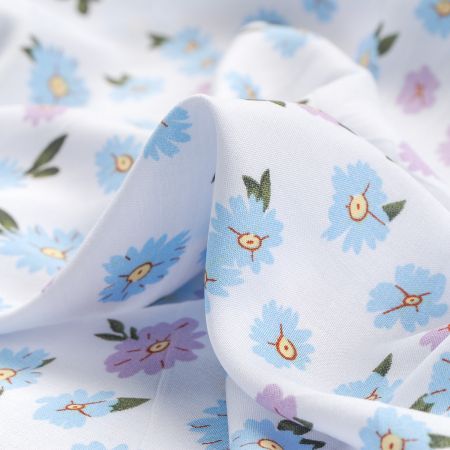 Viskozová šatová látka květy fialovomodré na bílé