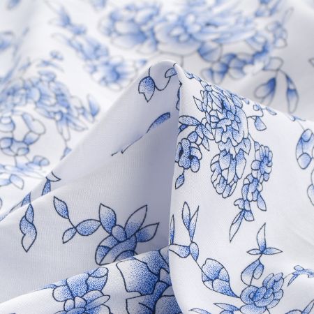 Viskozová šatová látka květy v modrobílé