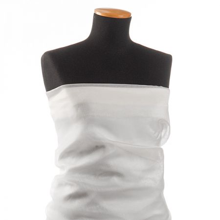 Organza s olůvkem v barvě bílé