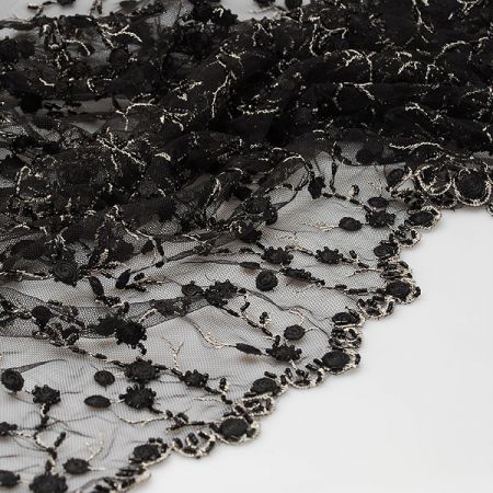 Efektní krajka na tylu černostříbrná
