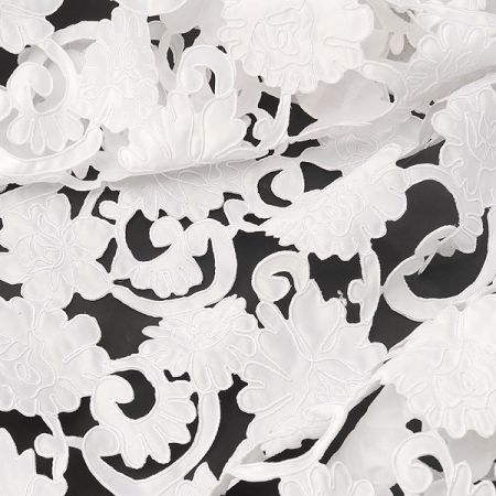 Vyrážená taftová metráž bílá