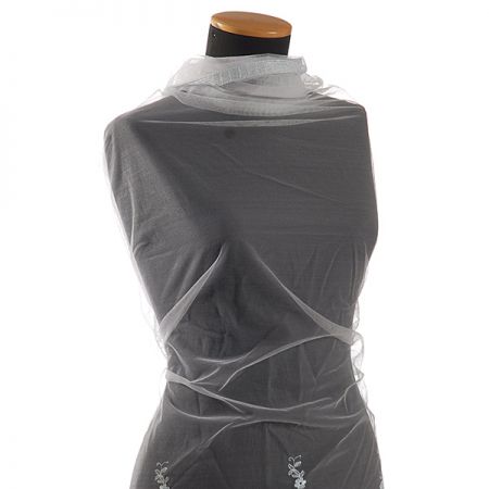 Bordurová krajka výšivka na tylu sv.modrá/bílá