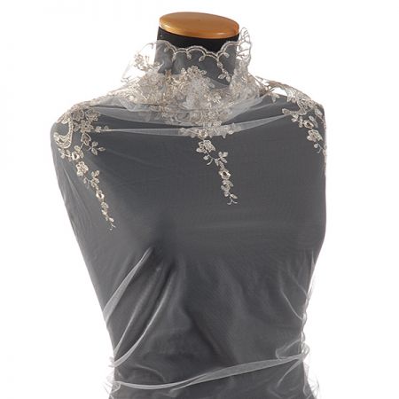 Krajka stříbrná výšivka na tylu květinový motiv