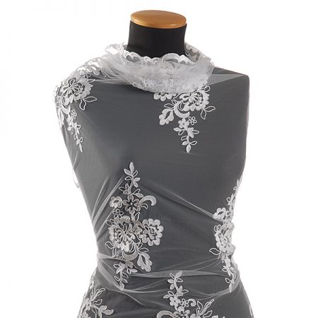 Efektní bordurová krajka na tylu svatební bílá II.jakost